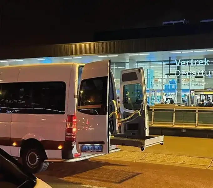 Rolstoelbus bij Schiphol voor reizigers uit Waalwijk